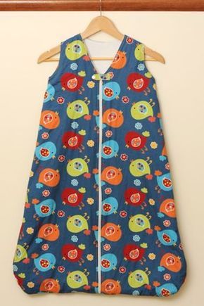 Baby sleeping bag Diy Baby Sleeping Bag, Diy Sleeping Bag, Sleeping Bag Pattern, Baby Slaapzakken, Diy Sy, Easy Baby Blanket, Diy Baby Shower Gifts, Baby Sleep Sack, Trendy Sewing