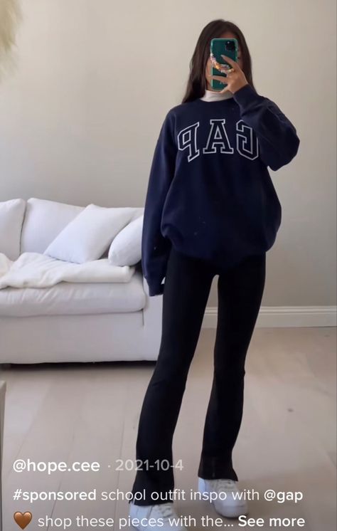 Gap Sweatshirt Outfit, Uni Fits, Fashion Tiktok, Gap Sweatshirt, Sweatshirt Outfit, School Outfit, Casual Style, Gap, Outfit Inspo