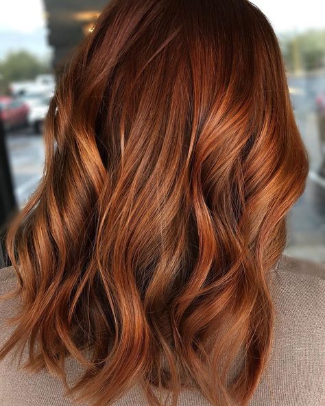 The latest hair-color trend to sweep social media is "ginger beer," a warm coppery hue that is perfect if you're trying to add fall vibes to your look. Redken ambassador Cassondra Keading spoke with Allure about achieving the color. Pretty Red Hair, Beer For Hair, Red Orange Hair, Pulp Riot Hair Color, Minimal Life, Brunette Ombre, Hair Color Orange, Latest Hair Color, Ginger Hair Color