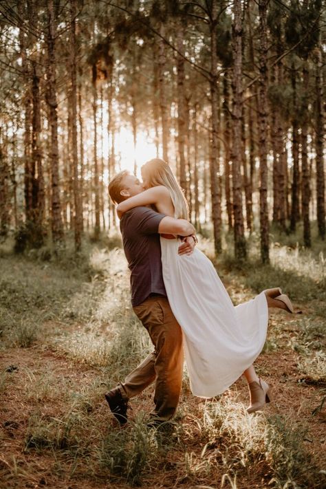 It always the best when an evening of photographs become so fluid that an engagement session turns into just getting to know some very special people. That’s what happened while capturing Thomas and Taylor’s outdoor engagement photos. Come see more of their outdoor engagement session, woodsy engagement pictures, couple engagement pictures nature, and couple engagement pictures outdoor. Book me for your Florida engagement photos or Florida engagement photoshoot at paisleysunshinewed.com. Engagement Photos Rustic Ideas, Engagement Photoshoot Ideas Nature, Couple Shoot In Forest, Engagement Photos With Trees, Outdoor Photoshoot Couples, Forest Preserve Engagement Photos, Engagement Photos Forest Woodsy, Engagement Shoot Nature, Engagement Pictures In Field