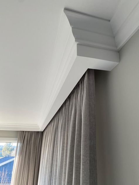 Modern Curtain Pelmet Designs, Built In Curtain Track, Hallway Window Curtains, Wooden Curtain Pelmet Ideas, Gypsum Curtain Box Ideas, Curtain Board Design, Curtains And Pelmets Ideas, Cornish Ceiling Design, Curtains Behind Cornice