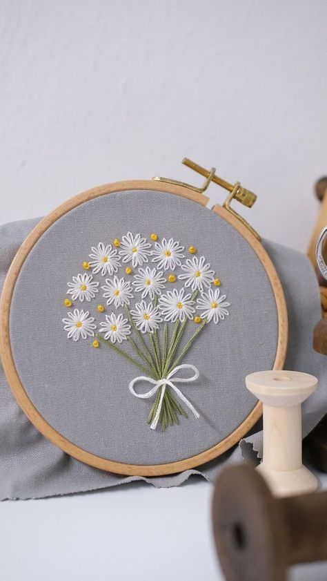 Hoop Embroidery Ideas, Simple Flower Embroidery Designs, Back Stitch Embroidery, Desain Tote Bag, Simple Hand Embroidery Patterns, Embroidery Hoop Art Diy, Hand Embroidery Patterns Free, Pola Bordir, Simple Embroidery Designs