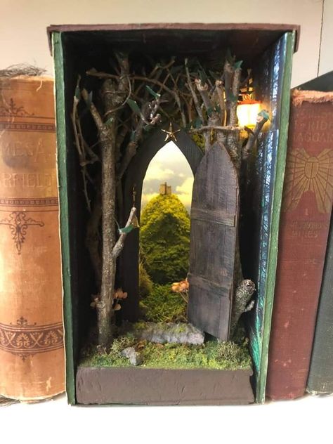 Miniature Forest Scene, Book Nook Garden, Book Nook Diorama Diy, Fairy Book Nook Diy, Craft Journal Ideas, Diorama Library, Diroma Ideas, Book Nook Ideas Diy, Booknook Ideas