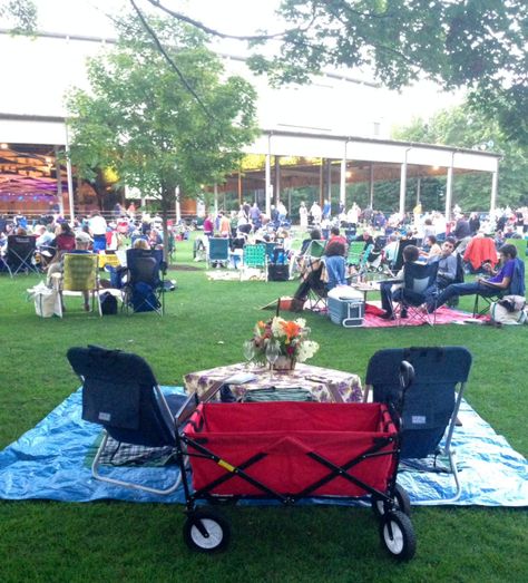 The genius of hearing concerts at Tanglewood is of course the pre-gaming picnics prior to the music. People really rock a picnic there, with all kinds of food and table set-ups and even candelabras. Outdoor Concert Set Up, Outdoor Concert Picnic Ideas, Outdoor Concert Food Ideas, Concert In The Park Food Ideas, Tanglewood Picnic Ideas, Outdoor Concert Food Picnic Ideas, Picnic Tablescape, Beach Picnic Foods, Chamber Ideas