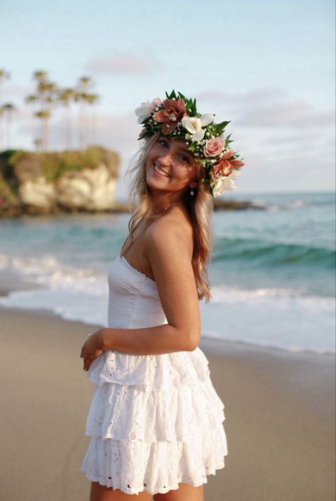 Poses In Hawaii, Flower Crown Senior Pictures, Luau Photoshoot, Flower Crown Graduation, Sweet Sixteen Photoshoot Ideas, Senior Beach Photoshoot Poses, Hawaiian Photoshoot, Tropical Senior Pictures, Hawaii Beach Photoshoot