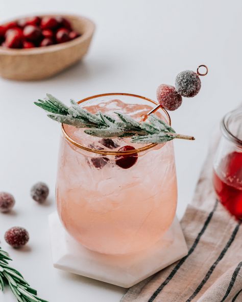 50 BEST Christmas Appetizers & Holiday Cocktails | foodiecrush.com Holiday Cocktail Party Appetizers, Tree Cheese Ball, Spritzer Drink, Christmas Appetizer Recipes, Rosemary Cocktail, Rosemary Syrup, Cheese Ball Recipe, Christmas Appetizer, Cranberry Vodka