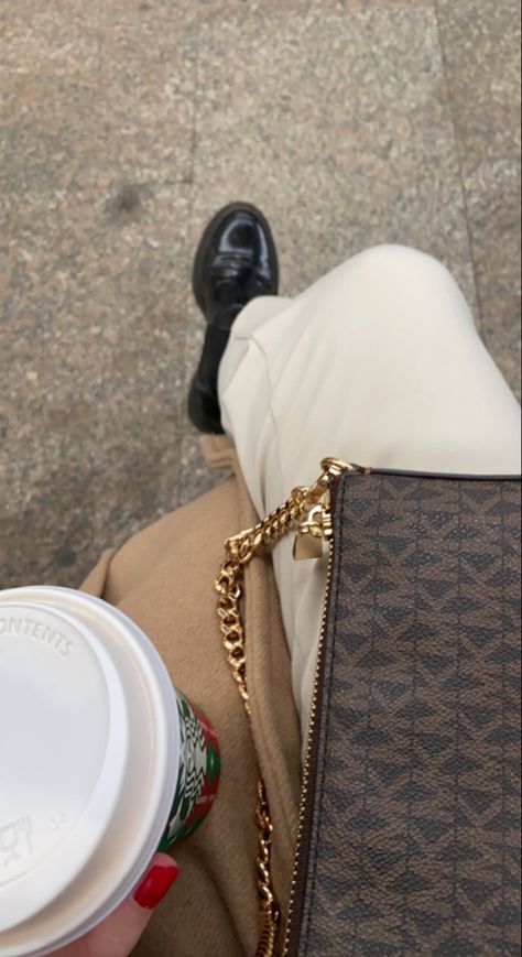 Michael Kors Bag Outfit, Starbucks Date, Outfit Boots, Coffee Starbucks, Beige Outfit, Aesthetic Winter, Bags Aesthetic, Boots Fall, Story Instagram