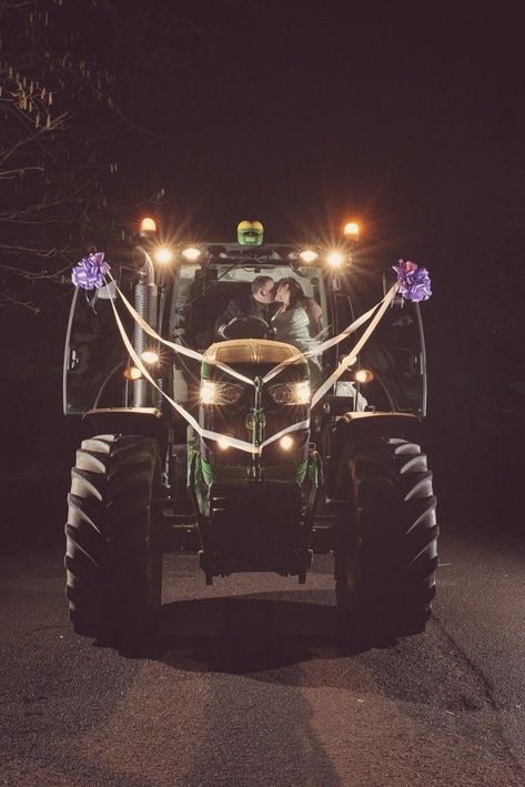 Car Themed Wedding, Dairy Farm Wedding, Tractor Wedding, Farmer Wedding, Farmer Style, Farm Wedding Ceremony, Country Wedding Pictures, Original Wedding Ideas, Shed Wedding