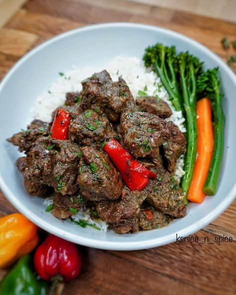 Kay on Instagram: “MOUTHWATERING SLOW BRAISED LAMB COOKED IN A CHIMICHURRI SAUCE, WHITE RICE AND VEG💣🔥💥🚦🌶🌋🧨🥰💃🏽. Tender Juicy lamb pieces slow cooked in an…” Chimichuri Sauce, Bbq Lamb, Recipes Bbq, Braised Lamb, Amazing Food Art, Chimichurri Sauce, South African Recipes, Daily Recipes, Fried Rice Recipe