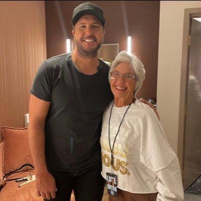 Leclaire Bryan (@Leclair88659002) / Twitter Blake Shelton The Voice, Luke Bryan Family, Roy Clark, Luke Bryan Pictures, Luke Bryan Quotes, Cole Swindell, Shake It For Me, Best Country Singers, Country Boy