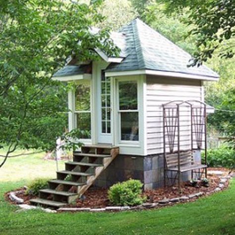 Small Magical Garden Spaces on Instagram: “If only I had space for this little piece of garden heaven💚🍃🌿 #smallmagicalgardens#smallgarden#gardendesign#gardening#gardencottage…” Inside Tiny Houses, Mobile Home Makeovers, A Small House, Solar House, She Sheds, Tiny House Movement, Tiny Spaces, Small Houses, Cabins And Cottages