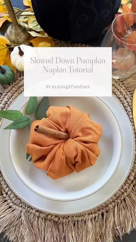 Halloween Napkin Folding, Thanksgiving Napkin Folds, Pumpkin Napkin, Fancy Napkin Folding, Easy Napkin Folding, Cloth Napkin Folding, Fall Napkins, Halloween Napkins, Thanksgiving Napkins