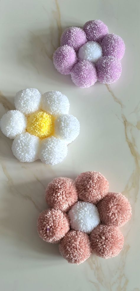 Pompom daisy, wall hanging, shelf decoration, baby shower, new baby, home decor £12.50 Things To Do With Pom Poms, Nurture Activities, Pompom Daisy, Pom Pom Christmas Wreath, Pom Pom Wreaths, Pom Daisy, Pompom Flowers, Pompom Crafts, Christmas Pom Pom Crafts