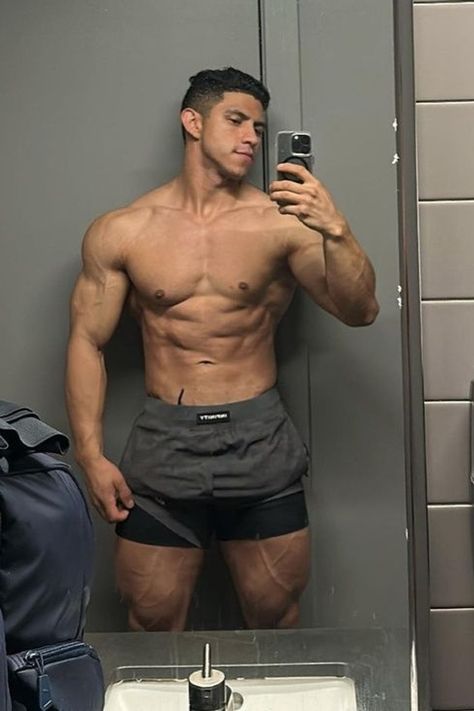 Photo by Ricardo Orozco on October 14, 2023. May be a selfie of 1 person, biceps and body building. Goal Physique, Poses Gym, Men Reference, Ideal Male Body, Fit Guys, Gym Goals, Gym Boy, Usa Pride, Gym Guys