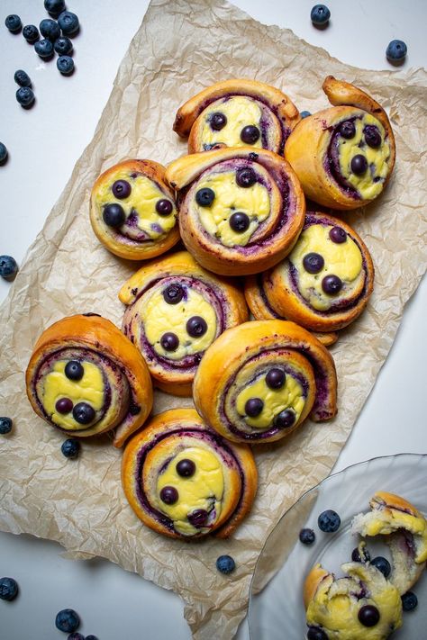 Blueberry buns topped with pastry cream and whole blueberries on a piece of parchment paper. Swedish Recipes Desserts, Scandinavian Baked Goods, Swedish Dessert Recipes, Swedish Recipes Traditional, Scandinavian Pastries, Swedish Pastries, Swedish Pastry, Scandinavian Bakery, Norway Recipes