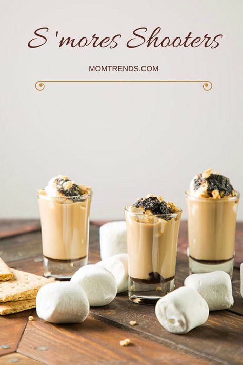 This S'mores cocktail is perfect for the holidays. This yummy fall and winter cocktail taste just like s'mores. MomTrends.com #cocktail #recipe #winterrecipe #fallrecipe #holidayrecipe Smore's Bar, Smores Christmas, Group Dessert, Bartending 101, Easy Smores, S Mores Cupcakes, Winter Cocktails Recipes, Fun Summer Drinks, Smores Cupcakes