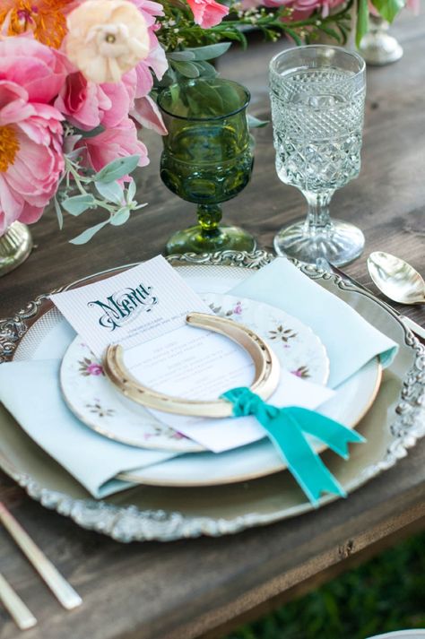 Kentucky Derby Party Ideas Decoration, Kentucky Derby Party Decorations, Kentucky Derby Party Food, Irish Wedding Traditions, Bridal Shower Themes, Derby Party Decorations, Kentucky Derby Wedding, Equestrian Wedding, Derby Wedding