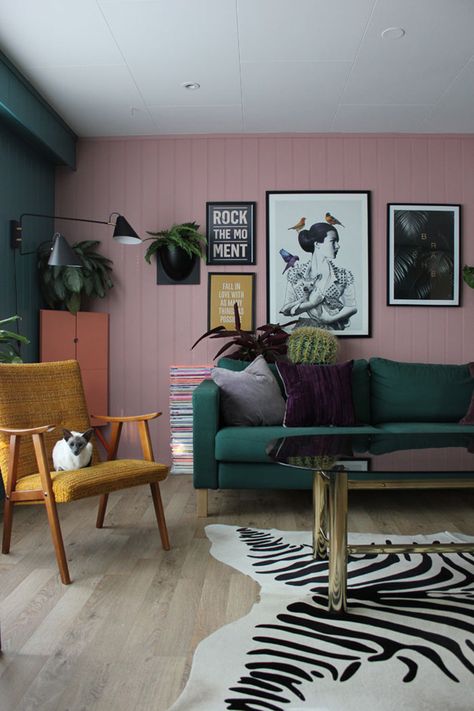 Pink and Green Living Room Inspiration | 20 Photos That Will Prove Decorating with Pink and Green is the Next Big Thing Home Colour Design, Pink Accent Walls, Furnitur Ruang Keluarga, Interior Design Per La Casa, Pink Living Room, Green Sofa, Trendy Living Rooms, Salon Interior Design, Living Room Green