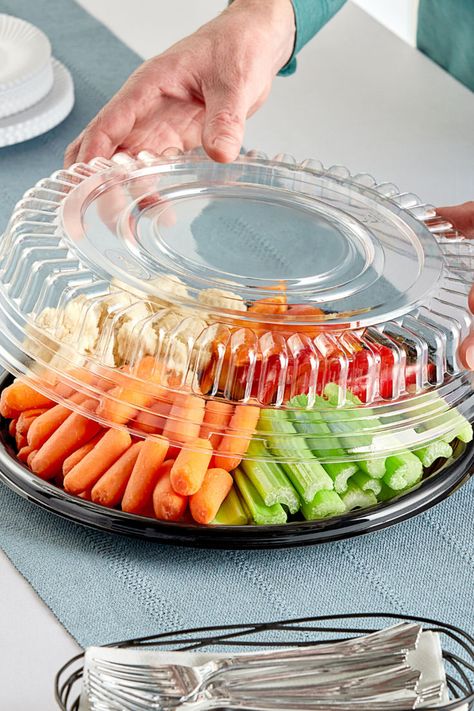 Person putting a lid on a veggie tray. Thanksgiving Veggie Tray, Fruit Tray Ideas, Disposable Serving Trays, Deli Tray, Catering Trays, Party Platter, Catering Supplies, Tray Ideas, Veggie Tray