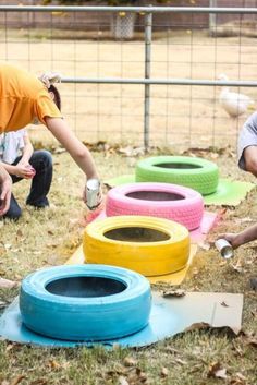 Here's a repurposing project for the birds. In fact, it'll make your backyard chickens veeeery happy. Chicken Bath, Chicken Pen, Chicken Coup, Dust Bath, Coops Diy, Chicken Coop Designs, Chicken Garden, For The Birds, Building A Chicken Coop