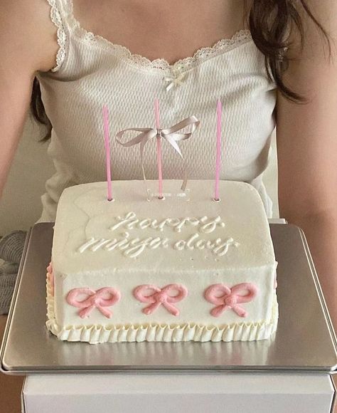 Gelatin Cake, 17th Birthday Ideas, Cute Birthday Pictures, Cute Birthday Ideas, Mini Cakes Birthday, Pink Images, Gift Box Design, Pretty Hair Color, Pretty Birthday Cakes