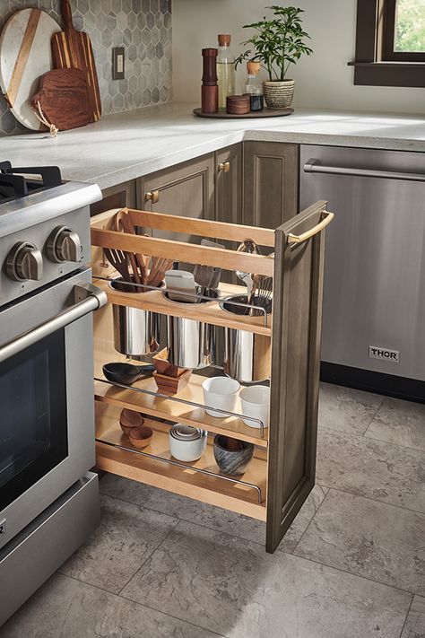 Diamond at Lowes - Organization - Pantry Pull-Out with Knife Block Kitchen Utensil Organization Ideas, Narrow Cabinet Kitchen, Kitchen Cutlery Storage, Small Kitchen Plans, Cupboard Organization, Dry Kitchen, Pull Out Cabinet, Organization Pantry, Kitchen Utensil Organization