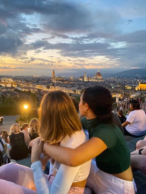 Friends In Europe Aesthetic, Pictures In Florence, Florence With Friends, Living In Florence Italy, Study Abroad Florence Italy, Best Friends In Europe, Studying In Europe, Florence Inspo Pics, Italy With Best Friend