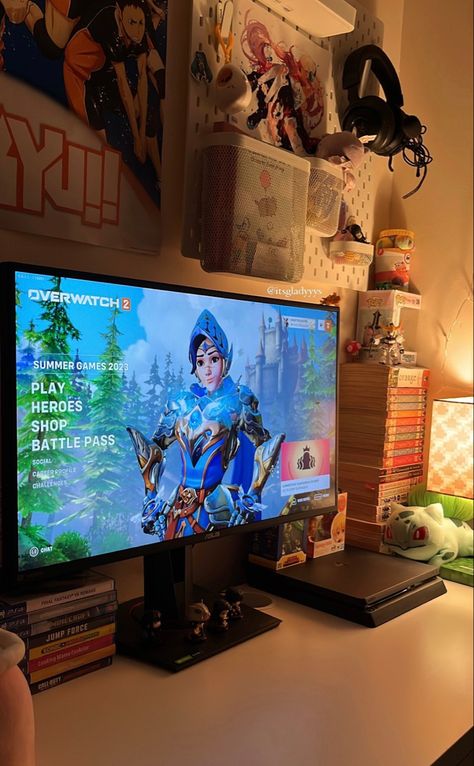 Aesthetic Overwatch, Overwatch Decor, Small Room Setup, Studio Room Design, Computer Desk Setup, Desk Inspo, Cute Bedroom Ideas, Fantasy Homes, Gaming Room Setup