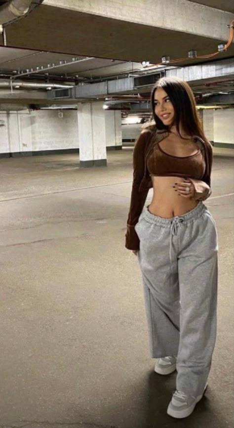 Summer Outfits Yk2, Y2k Fashion Fall, Grey Sweatpants Women Outfit, Outfit Ideas Y2k Winter, Eshay Lad Aesthetic, Trackies Outfit, Ig Baddie Outfits, Insta Baddie Fits, Y2k Pics