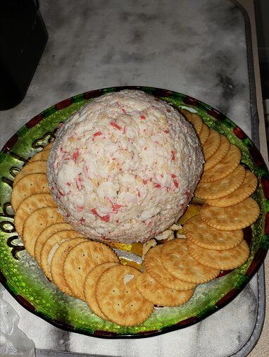 Crab Rangoon Cheese Ball, Crab Cheese Ball Recipes, Crab Ball, Crab Balls Recipe, Cream Cheese Balls Recipe, Recipe With Cream Cheese, Cream Cheese Ball, Cheese Ball Recipe, Ball Recipes