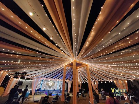 Sangeet Tent Decor, Jaago Night Decor, Marriage Tent Decoration, Wedding Garba Decorations, Indian Wedding Tent Decorations, Garba Pandal Decoration, Navratri Stage Decoration Ideas, Wedding Garba Night Decor, Night Mehendi Decor