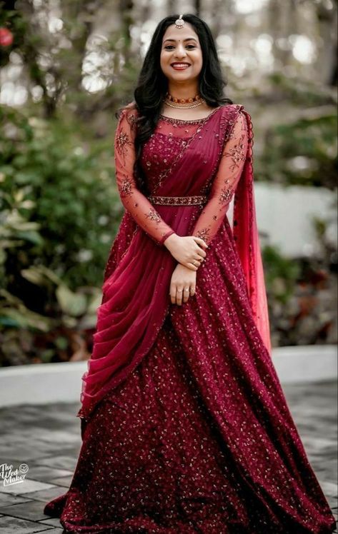 Indian Party Wear Gowns, Kerala Engagement Dress, Gown Dress Design, Gown Dress Party Wear, Engagement Dress For Bride, Party Wear Gowns, Long Frock Designs, Gown Party Wear, Long Gown Design