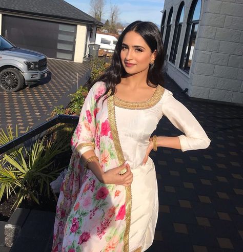 Tanu Grewal, Punjabi Dress Design, Simple Indian Suits, Suits Actress, Punjabi Models, Patiala Suit Designs, Indian Salwar Suit, Punjabi Salwar, Punjabi Fashion