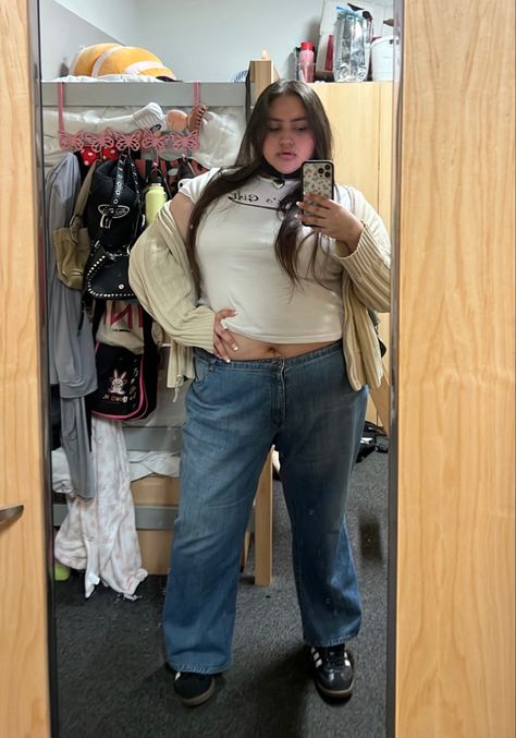 Mid Rise Jeans Outfit Plus Size, Low Rise Plus Size Outfit, Samba Outfit Plus Size, Midsize Low Rise Jeans, Plus Size Samba Outfit, Low Rise Jeans On Midsize, Plus Size Low Rise Jeans, Low Rise Jeans Plus Size, Girls Outfit Ideas Aesthetic