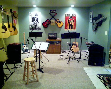 i will diffidently have a music room !!!with lots of different kinds of instrument Jam Room Ideas, Basement Wall Colors, Jam Room, Music Themed Bedroom, Home Music Rooms, Trendy Music, Guitar Room, Recording Studio Home, Music Making