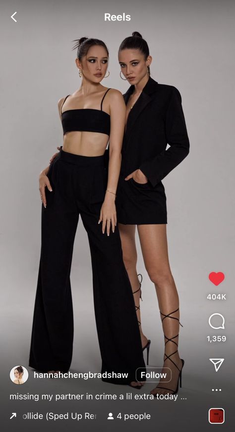 Model Duo Poses, Full Body Poses 2 People, Double Model Poses, Duo Shoot Female, Two Person Model Poses, Posing 2 People, Standing Duo Poses, Cool Poses For Duos, 2 Person Model Poses