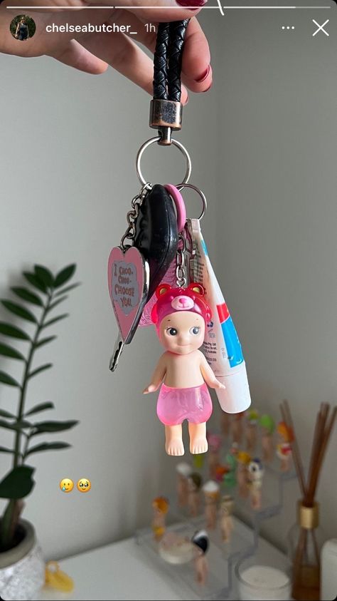 Keychains Aesthetic, Girly Car Accessories, Car Deco, Key Keychain, Carabiner Keychain, Sonny Angels, Keychain Backpack, Girly Car, Handbag Essentials