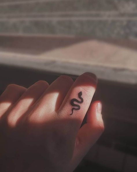 Top 22 Finger Tattoo Designs - Snake Ideas | PetPress Stick Poke Tattoo, Tattoo Snake, Tato Minimal, Tato Henna, Hamsa Tattoo, Ring Finger Tattoos, Finger Tattoo Designs, Inspiration Tattoos, Japanese Tattoos