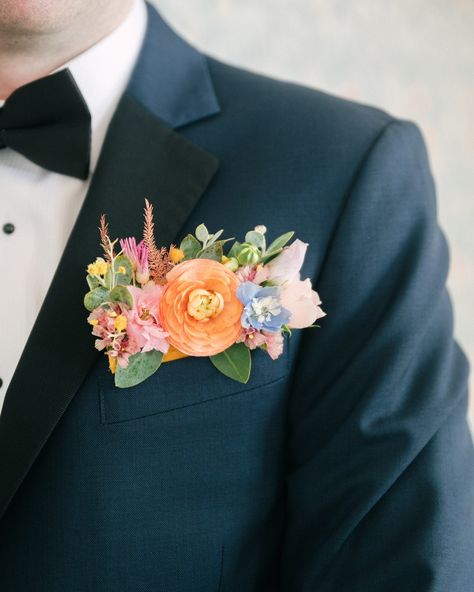 🌸✨ Pocket boutonnieres are stealing the spotlight, and I’m totally here for it. Floral pocket boutonnieres are the ultimate game-changer for your wedding wardrobe. Just slide them in and voilà – instant style upgrade! 🌿💐 I love that you can load them up with way more flowers than a traditional boutonnier. Both photos taken second shooting for @carhartphotography ! #PocketBoutonniere Men’s Pocket Boutonnière, Suit Pocket Flowers, Groomsmen Flower Pocket, Pocket Flowers, Summer Boutonniere, Garden Party Wedding Groomsmen, Pocket Boutonniere Wedding, Mens Boutineers Wedding, Colorful Boutonniere