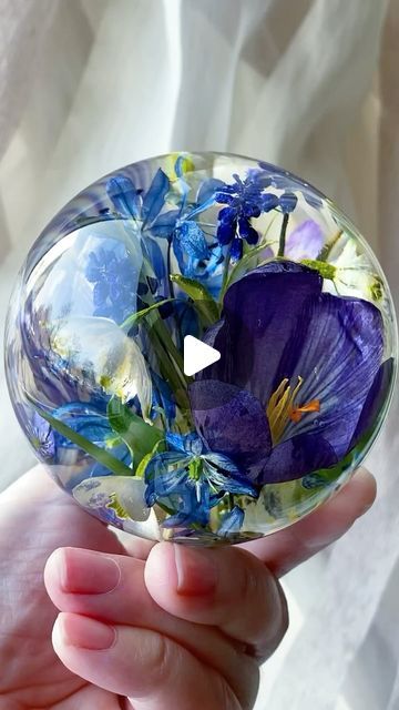 6K views · 1.6K likes | Resin Jewelry with Real Plants on Instagram: "🌿FIRST SPRING FLOWERS🌿💜🤍🤩  🌿I had sooo much struggle with this sphere🫠  But now it is finally finished!🥳🎉 🌿A large resin sphere-nightlight with first spring flowers inside🌈💐 🌿Will be a perfect gift to any nature lover, especially the one whose birthday is in spring🥳 🌿DM me if you're interested in purchasing this piece (it will take me some time to list it at the shop, I have a lot of picture rendering to do😅)  🌿Sphere is 8 cm in diameter. Comes with a wooden led-light base, already gift-wrapped.  #springflowers, #resindecor, #flowersphere, #naturelovers, #largeresinsphere, #resinorb, #naturelovergift, #floralartist, #flowersphere, #floralsphere, #natureinspiredjewelry, #flowerjewelry, #forestjewelry, #fo Diy Resin Sphere, Resin Sphere, How To Make Resin, Flower Preservation, Rose Video, Flower Video, Family Decor, Spring Gifts, Real Plants