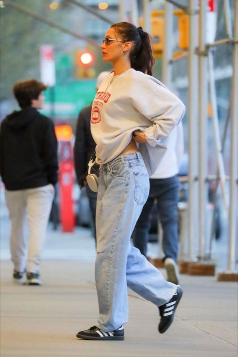 Looks Adidas, Adidas Samba Outfit, Samba Outfit, Models Off Duty Style, Bella Hadid Outfits, Bella Hadid Style, Hadid Style, Elegante Casual, Looks Street Style