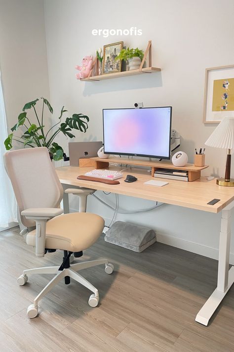 Un elegante despacho en casa que presenta un escritorio de pie eléctrico con una moderna superficie de madera, acompañado de acogedores accesorios de escritorio para un espacio de trabajo cómodo y productivo Wood Standing Desk, White Desk Setup, Ergonomic Home Office, Home Office Set Up, Cozy Desk, Cozy Home Office, Desk Inspo, Desk Inspiration, Office Guest Room