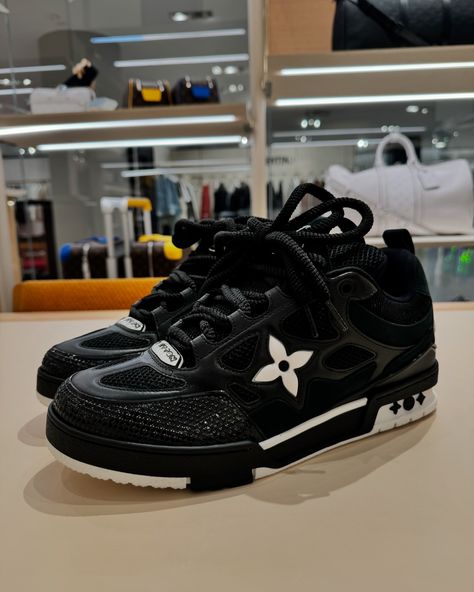 The LV Skate sneaker references a Nineties-inspired design first seen at Louis Vuitton's Fall-Winter 2022 men's show. Its elaborate, bicolor upper with Monogram Flower detailing combines technical mesh, calf leather and suede. This model is notable for its padded collar, technical double laces and bicolor rubber outsole decorated with Monogram Flowers. #leaguefits #louisvuitton #louisvuittonbags #louisvuittonbag #louisvuittonaddict #louisvuittonlover #lvcommunity #lvworld #leaguefits #hypebe... Lv Skate Sneaker, Lv Sneakers, Lv Shoes, Mens Outfit Inspiration, Streetstyle Fashion, Shoes Luxury, Luxury Sneakers, Shoe Inspo, Lv Monogram