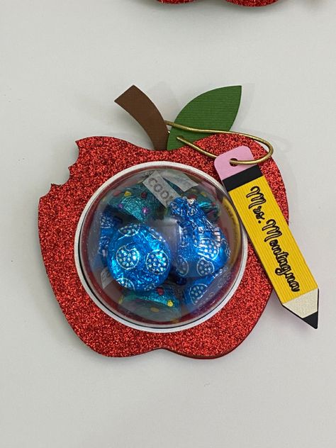 Apple Candy Holder Apple Candy, Appreciation Gifts Diy, Apple Teacher, Teacher Appreciation Gifts Diy, Crafts Party, Handmade Things, Candy Holder, Diy Teacher Gifts, Teacher Appreciation Week