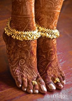 The word Payal is a word for the anklet in Hindi and Punjabi. Payal means chains. This is significant in that the anklet was a chain the woman wore in her marriage. Some of the anklets were heavy and difficult to walk in. Nostalgia Photography, Becca Highlighter, Bridal Anklet, Indian Accessories, Barefoot Sandal, Anklet Designs, Desi Wedding, Jewelry Essentials, Indian Wedding Photography