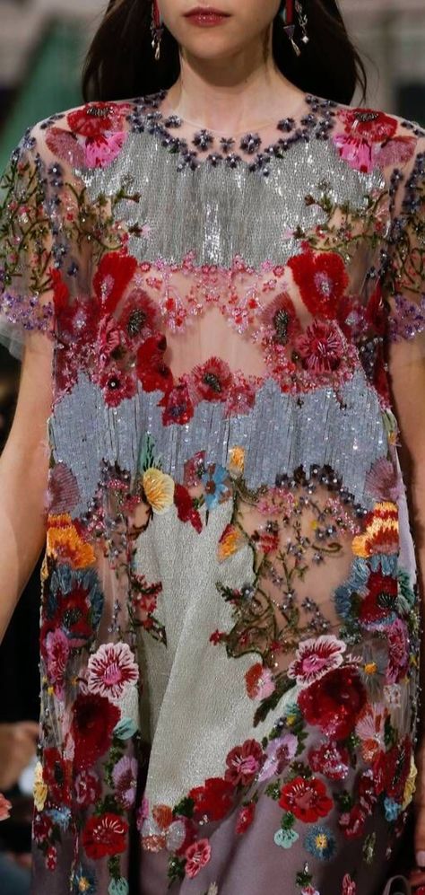 Valentino SS 2018 Detail Couture, Marchesa Spring, Beaded Fashion, Trendy Embroidery, Flowers Fashion, Embroidery Shoes, Couture Embroidery, Couture Details, Gorgeous Gowns