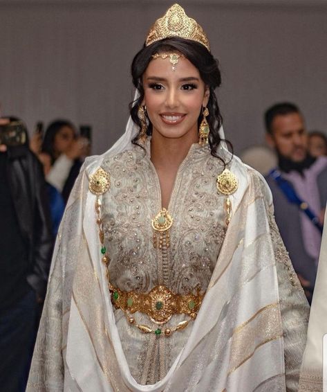 Moroccan Royal palace official | Takhlila Makhzani | Mekhzani dress Caftan Bridal Caftan, Traditional Moroccan Wedding, Moroccan Wedding Dress, Moroccan Kaftan Dress, Moroccan Bride, Moroccan Clothing, Arab Wedding, Moroccan Fashion, Moroccan Wedding