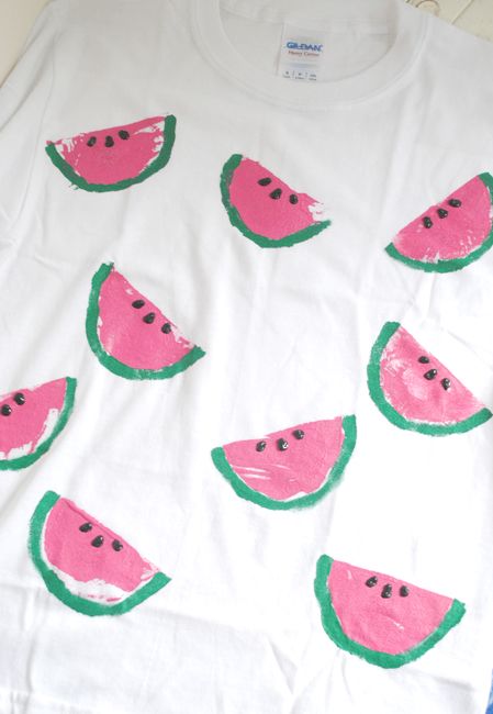 Easy Stamped watermelon t-shirt Cute Shirt Painting Ideas, Tshirt Painting Easy, T Shirt Painting Design, Easy T Shirt Painting Ideas, Painting Shirts Ideas, Fabric Painting For Kids, Painting Ideas On T Shirt, Painting On Shirts Ideas, Painting T Shirts Ideas