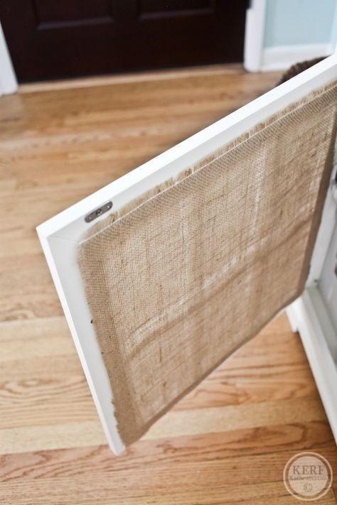 Burlap over cabinet door to hide clutter! Burlap Cabinet, Cover Glass Cabinet Doors, Cabinet Covers, Cabinet Door Ideas, Easy Diy Home Improvement, Easy Home Improvement Projects, Diy Cabinet Doors, Easy Home Improvement, Diy Burlap