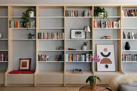 The Built-In Bookcase in This NYC Home Serves as Seating and Kitchen Storage Modern Built In Bookshelves, Custom Bookcase, Nyc Couple, Living Room Built Ins, Oversized Furniture, Playroom Design, Architecture Ideas, Wall Units, Living Room Bookcase